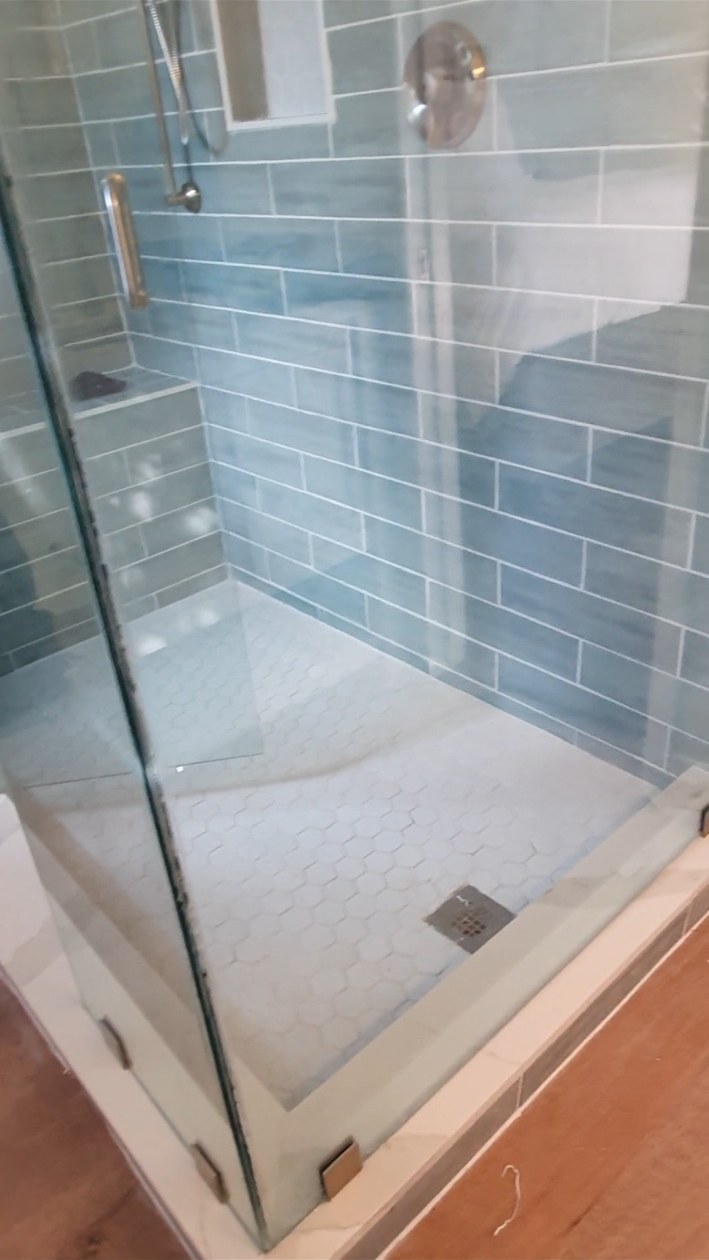 Ducha terminada con azulejos azules