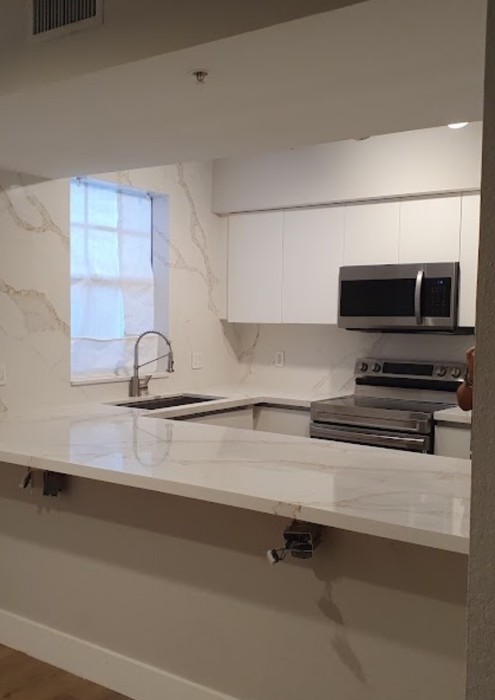 Cocina remodelada con superficie clara