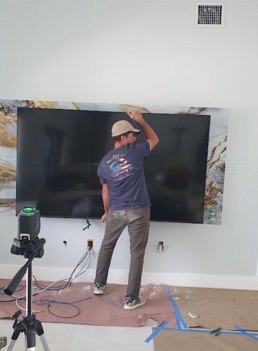 Instalación de una pared de TV en proceso con nivel láser