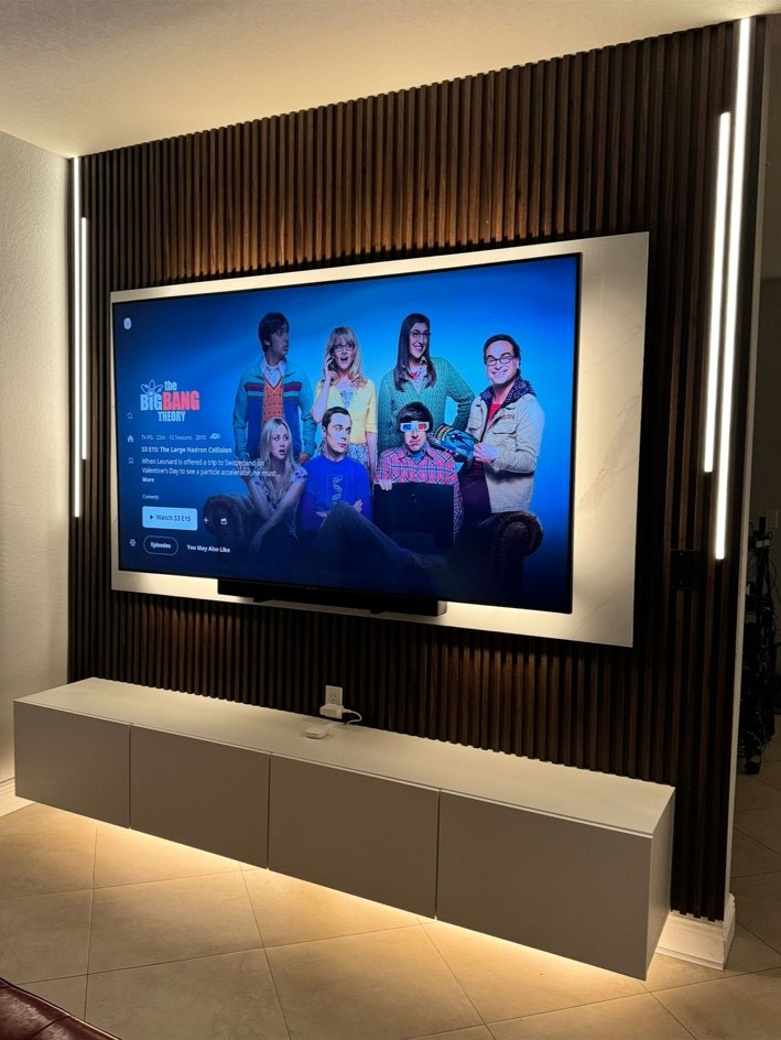 Pared de TV oscura con iluminación