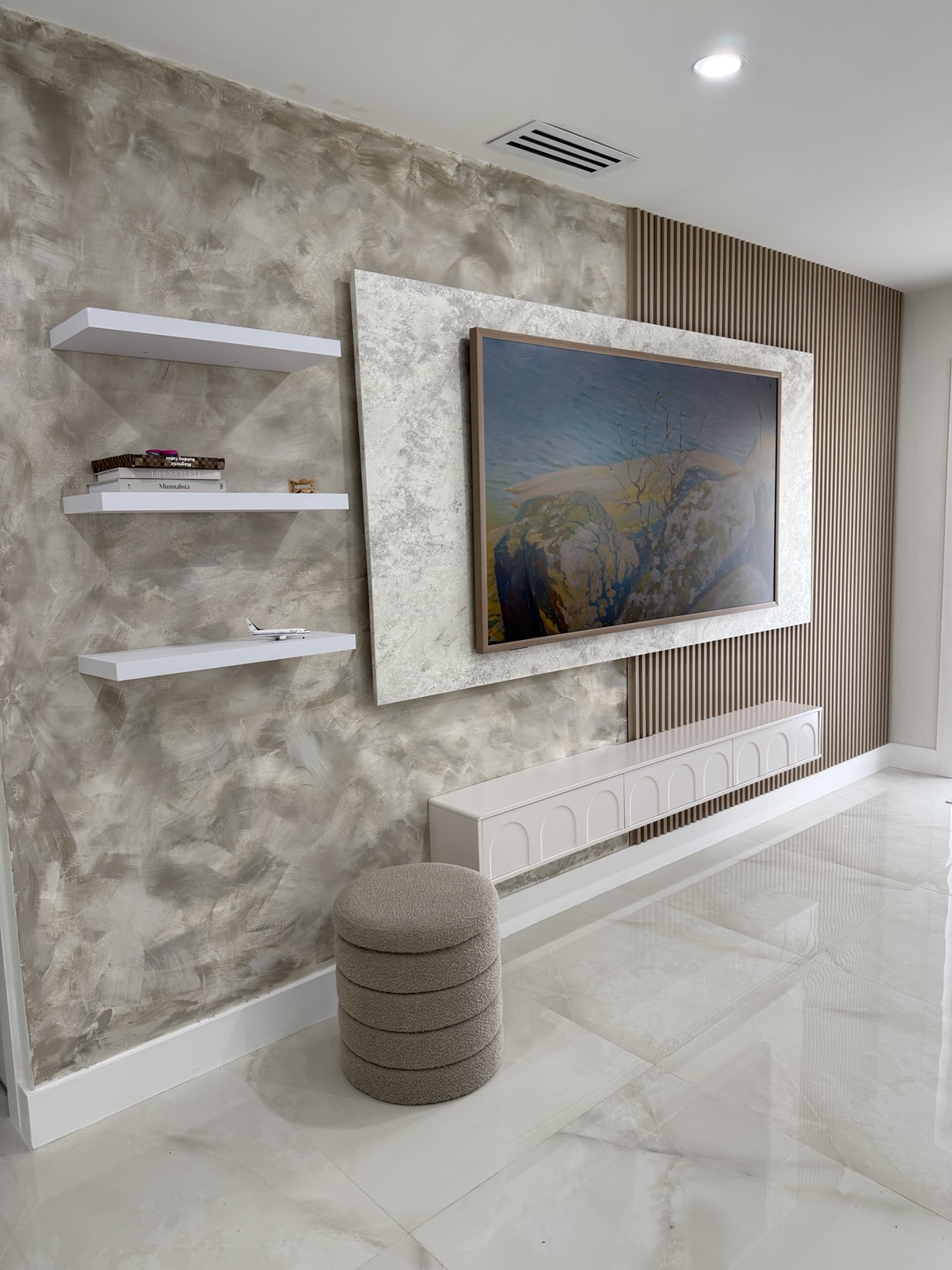 Pared decorativa texturizada con TV, listones y repisas